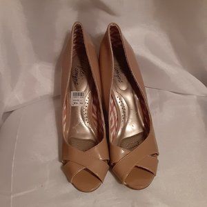 Sz 9.5 Dexflex Comfort Tan/Nude Wedge Shoes NWT No Box